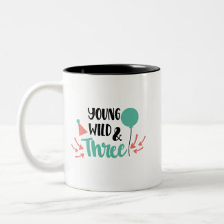 Young, Wild & Three - Cute 3rd Birthday Design Zweifarbige Tasse