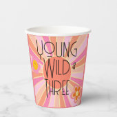 Young, Wild & Three | Geburtsstunde-Cup | Rosa Pappbecher (Vorderseite)