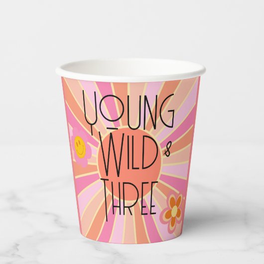 Young, Wild & Three | Geburtsstunde-Cup | Rosa Pappbecher (Vorderseite)