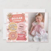 Young Wild & Three Groovy Daisy Birthday Foto Einladung (Vorderseite)