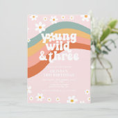 Young Wild Three Groovy daisy Regenbogen 3. Geburt Einladung (Stehend Vorderseite)