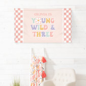 Young Wild Three Groovy Pink Daisy Schachbrett Banner (Insitu)