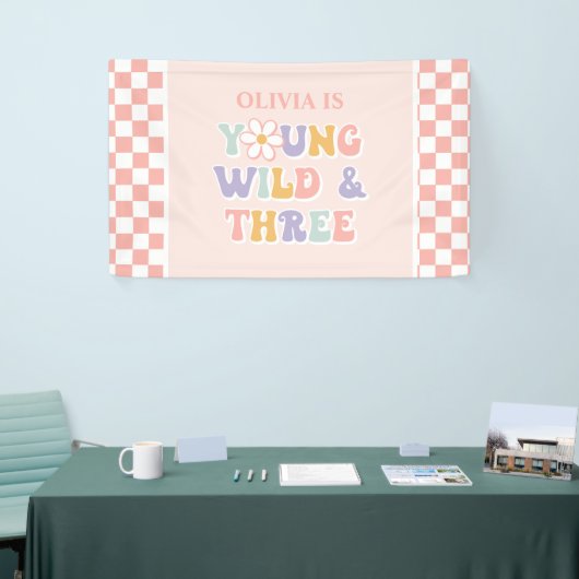 Young Wild Three Groovy Pink Daisy Schachbrett Banner (Messeveranstaltung)