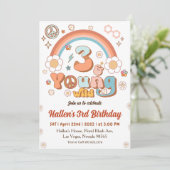 Young Wild & Three Groovy Rainbow 3. Geburtstag Einladung (Stehend Vorderseite)