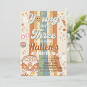 Young Wild & Three Groovy Rainbow 3. Geburtstag Einladung (Stehend Vorderseite)