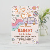 Young Wild & Three Groovy Rainbow 3. Geburtstag Einladung (Stehend Vorderseite)