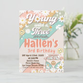 Young Wild & Three Groovy Rainbow 3. Geburtstag Einladung (Stehend Vorderseite)