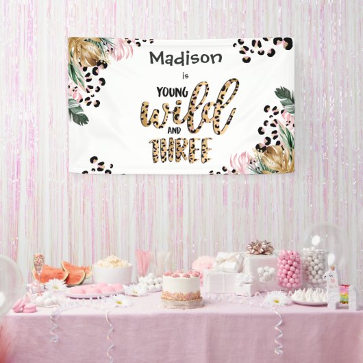 Young Wild & Three Leopard Print Jungle Geburtstag Banner (Party)