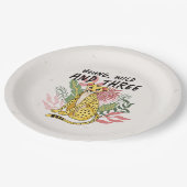 Young Wild Three Pink Cheetah Kids Birthday Party Pappteller (Schrägansicht)