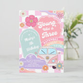 Young wild & Three Rainbow Car Daisy Birthday Einladung (Stehend Vorderseite)