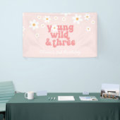 Young Wild Three Retro Daisy Pink Geburtstag Banner (Messeveranstaltung)