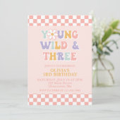 Young Wild Three Retro Daisy Schachbrett 3. Geburt Einladung (Stehend Vorderseite)