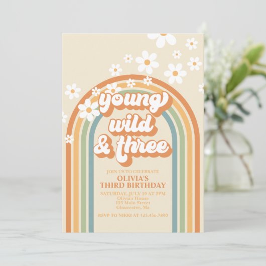 Young Wild Three Retro Rainbow Daisy Birthday Einladung (Stehend Vorderseite)