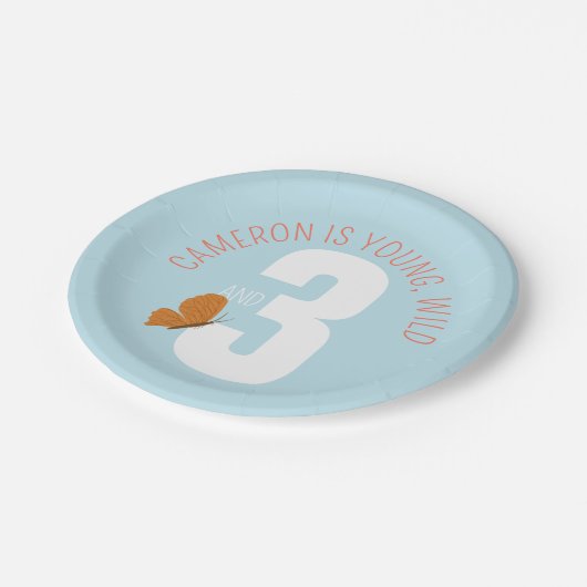 Young Wild und Three Birthday Pappteller (Schrägansicht)