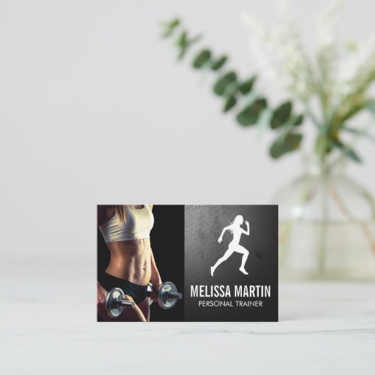 Young Woman Holding Dumbells | Fitness Visitenkarte (Stehend Vorderseite)
