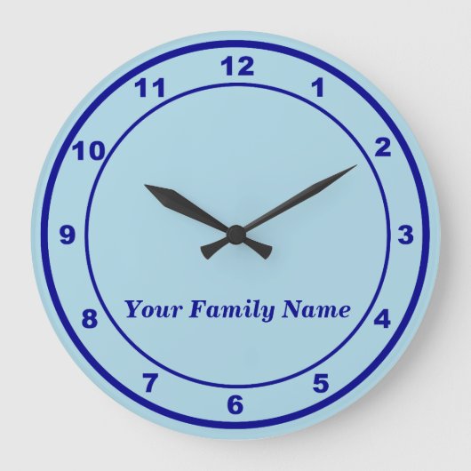 Your Family Name on Light Blue Round Wall Clock Große Wanduhr (Vorderseite)