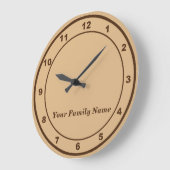 Your Family Name on Light Brown Round Wall Clock Große Wanduhr (Winkel)