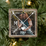 Your Rustic Elegant Monogrammed Love Heart Arrows Keramikornament<br><div class="desc">Einzigartige,  klassische,  trendige,  rustikale und dekorative Weihnachtsbaumschmuck,  mit Happy Holidays und einem Joyful New Year Zitat,  und Raum,  um zu personalisieren oder mit einem Foto und Namen (oder Familienname) Ihrer Wahl auf einem rustikalen Land Hütte Stil verwitterten Bauernhaus Scheune Bretter Struktur.</div>