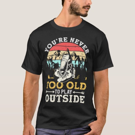 You're Never Too Old To Play Outside Mountain Hiki T-Shirt (Vorderseite)