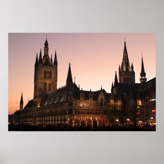 Ypres Cloth Hall, Belgien by Night Poster (Vorne)