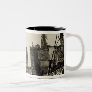 Ypres von Rue de Ville, im Juni 1915 Zweifarbige Tasse