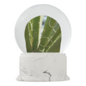 Yucca Verlasse grüne Naturfotografie Schneekugel (Rückseite)