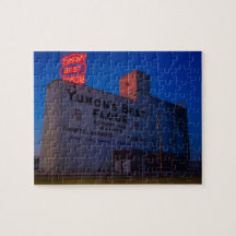 Yukon' Best Flour Mill Neon-Schild in der Dämmerun