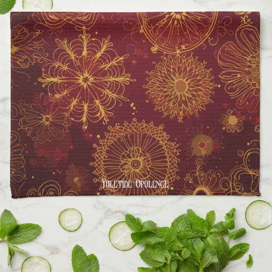 Yuletide Opulence: Goldene Weihnachtsdinge Geschirrtuch (Gefaltet)