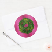 Yuletide Pine Wreath on Pink Christmas Runder Aufkleber (Umschlag)