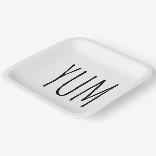 YUM-Text auf Weiß Pappteller (Gewinkelt)