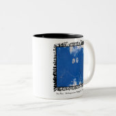 yves klein glückliche Gesichts-Tasse Zweifarbige Tasse (VorderseiteRechts)
