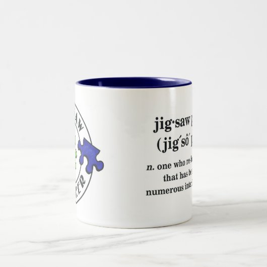 Zackiger Puzzlerraumhintergrund Zweifarbige Tasse (Mittel)