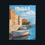 Zadar Kroatien Reisen Vintag Fleecedecke<br><div class="desc">Zadar Retrovektor-Reisedesign. Zadar,  eine Stadt an der kroatischen Dalmatiner-Küste,  ist für die römischen und Venezianischen Ruinen der Halbinsel Altstadt bekannt.</div>