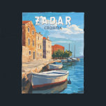 Zadar Kroatien Reisen Vintag Fleecedecke<br><div class="desc">Zadar Retrovektor-Reisedesign. Zadar,  eine Stadt an der kroatischen Dalmatiner-Küste,  ist für die römischen und Venezianischen Ruinen der Halbinsel Altstadt bekannt.</div>