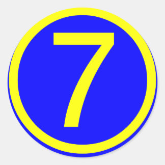 Zahl 7 im Kreis, blauer Hintergrund Runder Aufkleber