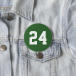 Zahl der grünen und weißen Athleten Jersey Button<br><div class="desc">Freuen Sie sich auf Ihr Lieblings-Sportteam, Ihren Fußballspieler oder zeigen Sie einfach Ihren Schulstolz mit einem personalisierten Spirituosenknopf! Personalisieren Sie Ihre Daten mit der Jerseynummer eines Spielers oder einem anderen benutzerdefinierten Text. Ideal für Fußball, Basketball, Baseball und Fußball! Erstellen Sie individuelle Buttone für das ganze Team, Cheerleader, Eltern und Geschwister,...</div>