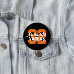Zahl der schwarzen und orangen Athleten Jersey Button<br><div class="desc">Freuen Sie sich auf Ihr Lieblings-Sportteam, Ihren Fußballspieler oder zeigen Sie einfach Ihren Schulstolz mit einem personalisierten Spirituosenknopf! Personalisieren Sie Ihre Daten mit der Jerseynummer eines Spielers oder einem anderen benutzerdefinierten Text. Ideal für Fußball, Basketball, Baseball und Fußball! Erstellen Sie individuelle Buttone für das ganze Team, Cheerleader, Eltern und Geschwister,...</div>