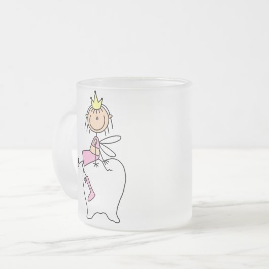 Zahn-Fee sitzt auf einer Zahn-Tasse Mattglastasse (Vorderseite Links)
