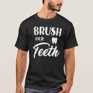 Zahnarzt bürstet Zähne T-Shirt