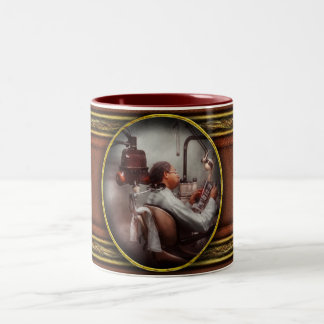 Zahnarzt - Gewartet für Zahnärzte Zweifarbige Tasse