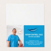Zahnarzt lächelt im Büro Visitenkarten (Außenseite Aufgefaltet)