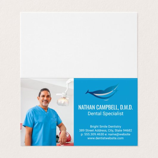 Zahnarzt lächelt im Büro Visitenkarten (Außenseite Aufgefaltet)