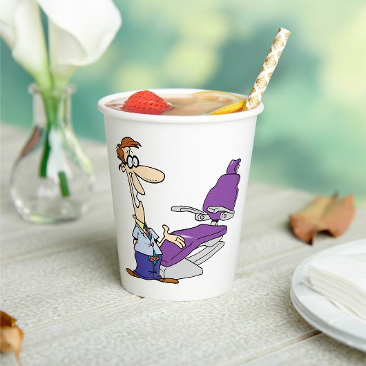 Zahnarzt und Zahnarztstuhl für Operation Pappbecher