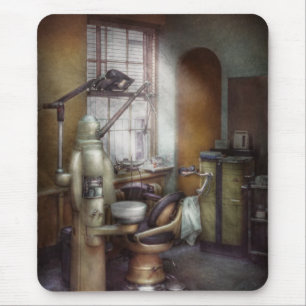 Zahnarzt - zahnmedizinisches Büro circa vierziger Mousepad