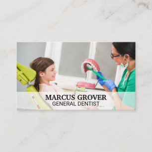 Zahnarzt zeigt kleine Mädchen wie man sie streiche Visitenkarte