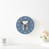 Zahnarztbüro Zahnpflege White Tooth Dusty Blue Runde Wanduhr (Zuhause)