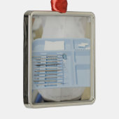 Zahnarzthelfer, der Behälter von zahnmedizinischem Silbernes Ornament (Rechts)