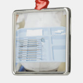 Zahnarzthelfer, der Behälter von zahnmedizinischem Silbernes Ornament (Links)