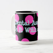 Zahnarzthelfer tun es mit einer Lächeln-Tasse Zweifarbige Tasse (Vorderseite Links)