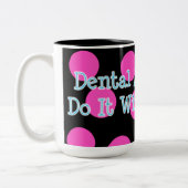 Zahnarzthelfer tun es mit einer Lächeln-Tasse Zweifarbige Tasse (Links)